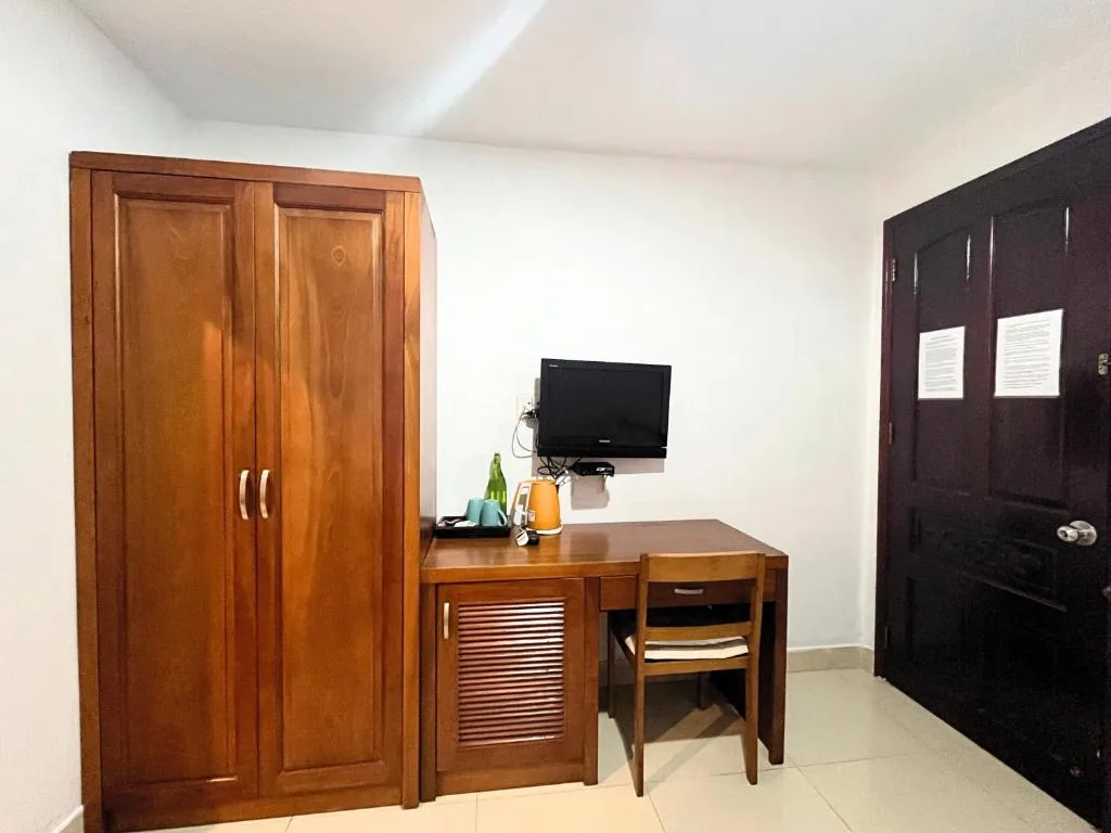 Deluxe Triple Room β The Alley Saigon Hotel