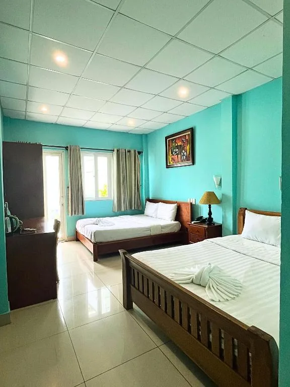 Quadruple Room with Balcony β The Alley Saigon Hotel